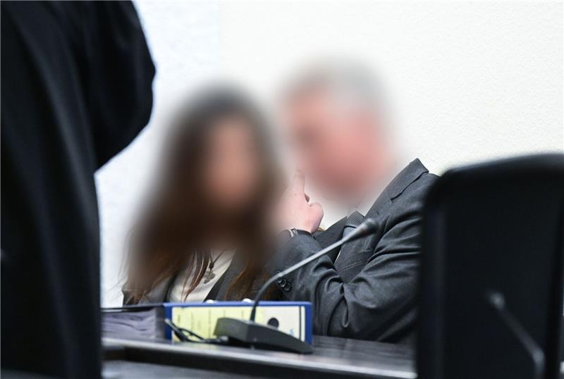 Freispruch für Polizei-Inspekteur: Viele Verlierer Der Angeklagte (r) im Prozess um sexuelle Nötigung sitzt im Mai im Gerichtssaal.