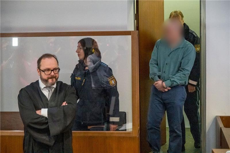 Lange Haft für Vergewaltigung in Kinderheim Der Angeklagte (r) wird in den Gerichtssaal geführt. Der Tod eines zehnjährigen Mädchens in einem Kinderheim in Oberfranken hat im Frühjahr 2023 weit über die Region hinaus Entsetzen ausgelöst.