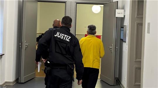 Der Angeklagte wird von zwei Justizbeamten in den Verhandlungssaal des Braunschweiger Landgerichts geführt.