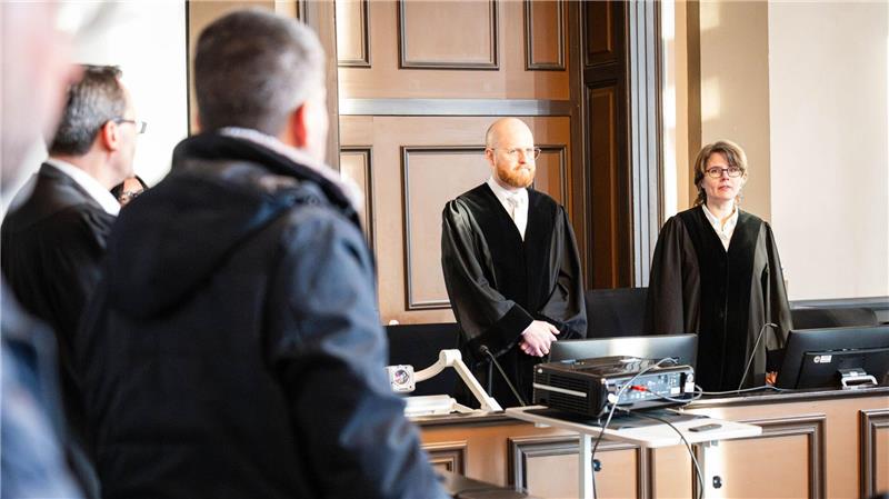 Der Angeklagte schweigt zu Prozessbeginn zu den Vorwürfen.