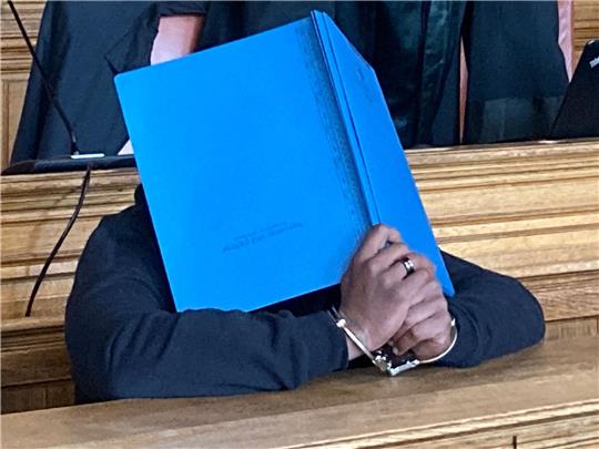 Der Angeklagte sitzt in einem Saal des Landgerichts in Bremen.