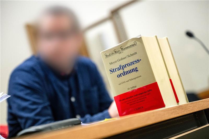 Der Angeklagte sitzt vor Prozessbeginn im Gerichtssaal.