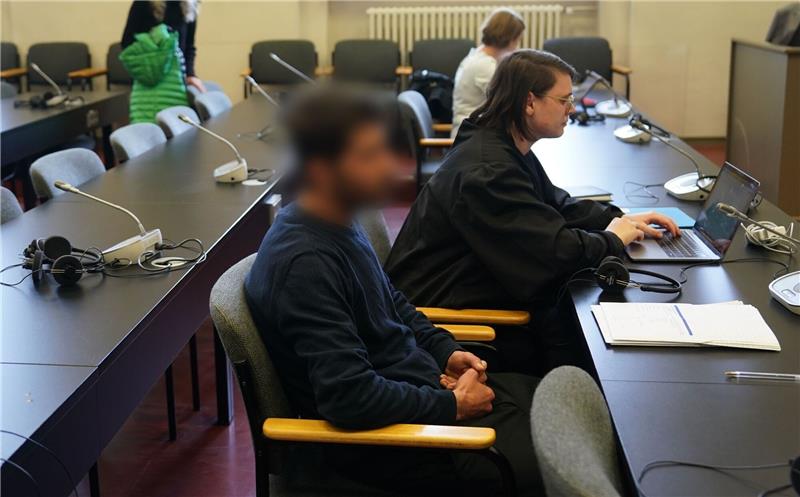 Der Angeklagte sitzt zu Beginn des Prozesses im Sitzungssaal im Strafjustizgebäude.