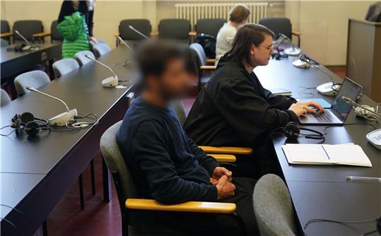 Der Angeklagte sitzt zu Beginn des Prozesses im Sitzungssaal im Strafjustizgebäude.