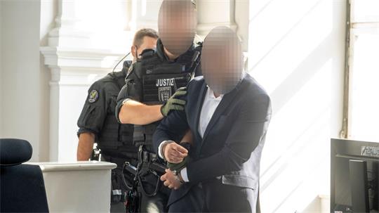 Der Angeklagte soll am 18. Geburtstag des ältesten Kindes auf seine Ehefrau geschossen haben