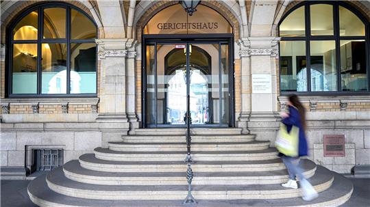 Der Angeklagte soll mit einem Messer auf seinen Zimmernachbarn eingestochen haben. (Symbolbild)