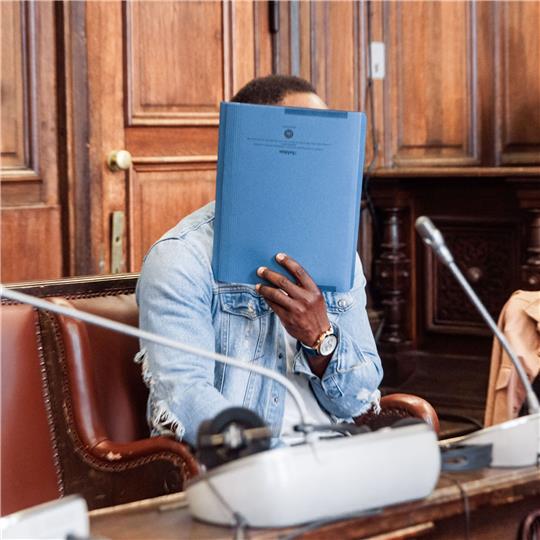 Der Angeklagte soll seine ehemalige Lebensgefährtin mit Messerstichen lebensgefährlich verletzt haben.