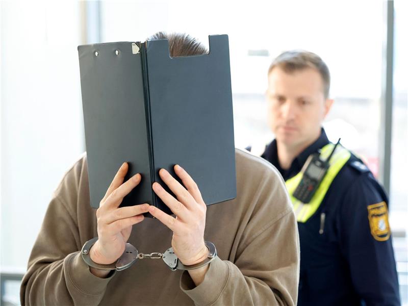 Mann springt wohl unter Zwang in Main: Angeklagter schweigt Der Angeklagte soll seinen Bekannten aus Rache zu einem tödlichen Sprung von einer Mainrücke gezwungen haben.