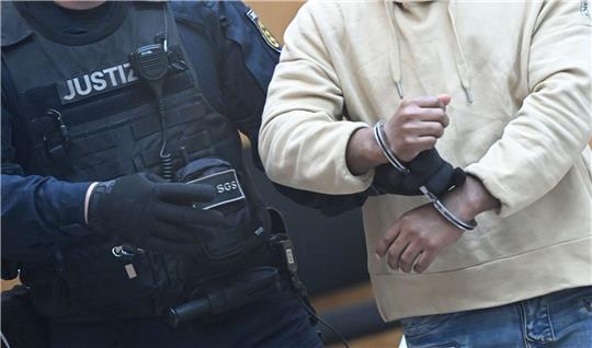 Der Angeklagte soll während der Ausschreitungen unter anderem einen mehr als drei Kilogramm schweren Pflasterstein geworfen haben.