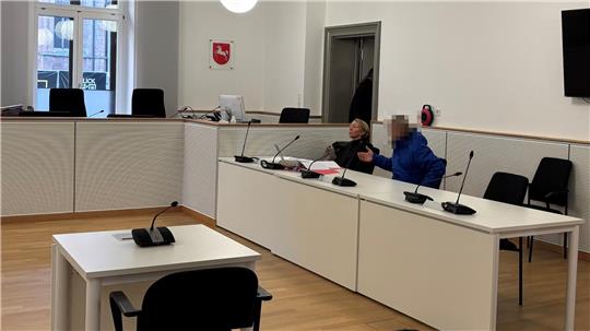 Der Angeklagte spricht im Gerichtssaal mit seiner Anwältin Geraldine Wille-Laaß.