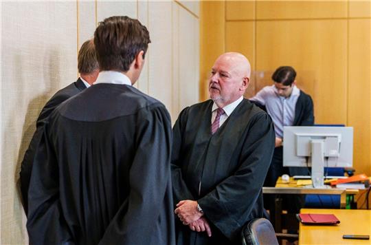 Der Angeklagte spricht vor Prozessbeginn mit seinem Anwalt.