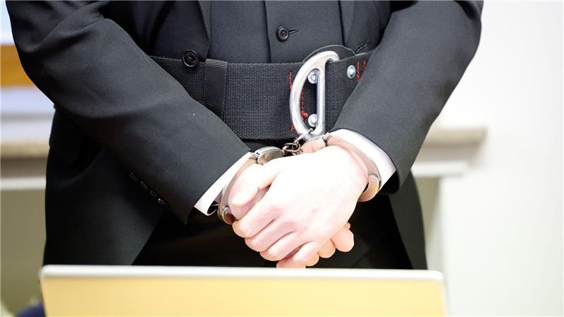 Gewalt gegen Dämonen? Prozess um mutmaßlichen Missbrauch Der Angeklagte steht an Händen und Füßen gefesselt im Gerichtssaal im Landgericht Schweinfurt.