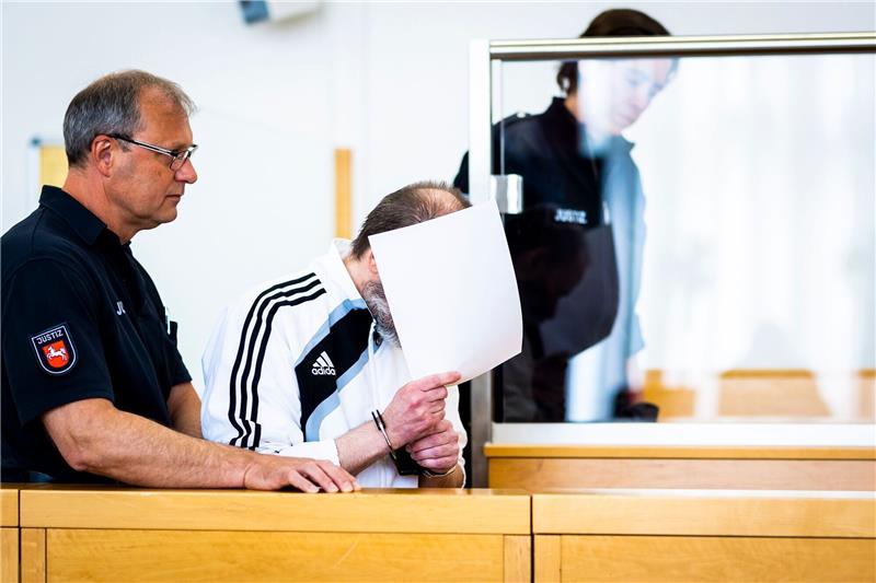 Frau ermordet und Seniorin überfallen: Höchststrafe Der Angeklagte steht bei Prozessauftakt in einem Saal vom Landgericht Hannover.