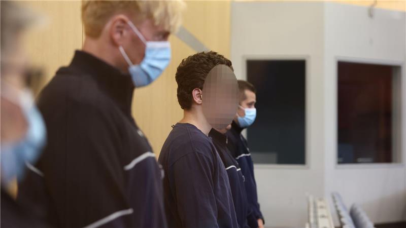 Schüler als islamistischer Messerangreifer vor Gericht Der Angeklagte steht von heute an vor Gericht.