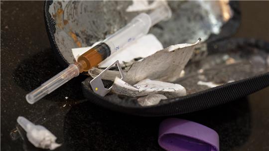 Der Angeklagte substituiert laut eigenen Aussagen mittlerweile mit einem Drogenersatzmedikament und geht regelmäßig zur Drogenberatungsstelle.
