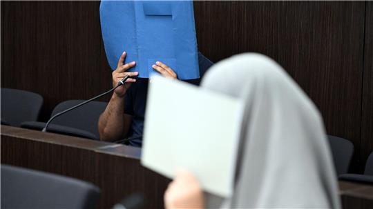 Der Angeklagte und seine mitangeklagte Lebensgefährtin sitzen im Gerichtssaal.