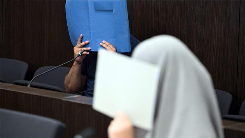 Islamistischer Tiktok-Star gesteht Spendenbetrug Der Angeklagte und seine mitangeklagte Lebensgefährtin sitzen im Gerichtssaal. (Archivbild)