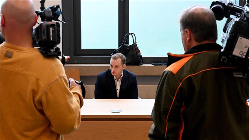 Der Angeklagte will ausdrücklich nicht gepixelt werden. „Er hat nichts falsch gemacht“, sagt seine Anwältin. 