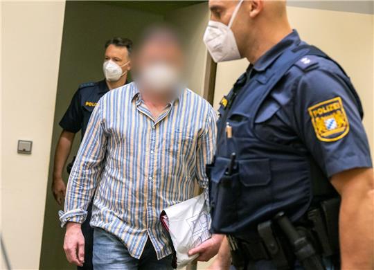 Der Angeklagte wird von der Polizei in den Gerichtssaal geführt. Der Russe soll im Auftrag der tschetschenischen Regierung den Mord an einem in Deutschland lebenden Oppositionellen und Kritiker des tschetschenischen Präsidenten Kadyrow vorbereitet haben.