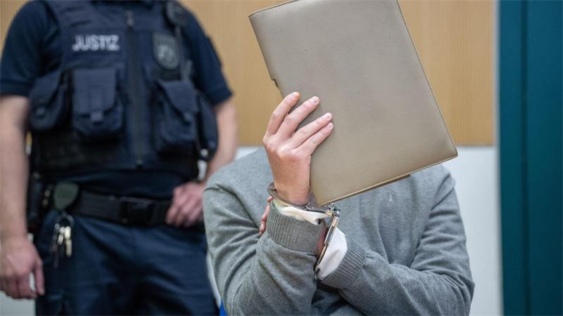 Getötete Familie - „Sie haben sich alle gut verstanden“ Der Angeklagte wollte sich zunächst nicht zur Sache äußern.