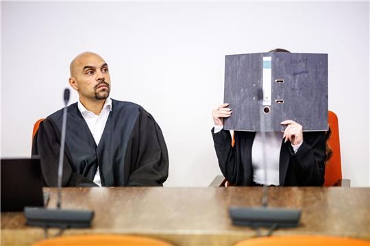 Der Angeklagten wird unter anderem vorgeworfen, ein fünf Jahre altes Mädchen als Sklavin gehalten zu haben und sie verdursten ließ.