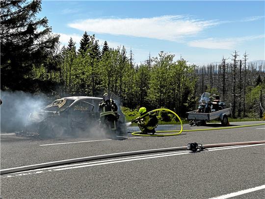 Der Anhänger mit dem Motorrad konnte in Sicherheit gebracht werden. Foto: Maiale