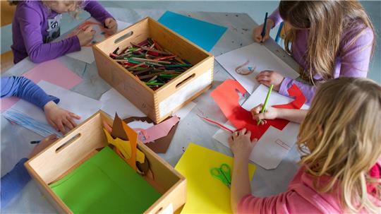 Der Anspruch auf Ganztagsbetreuung wird zunächst für Erstklässler eingeführt. (Archivbild)