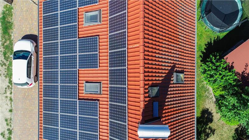 Der Anstieg der Öl- und Benzinpreise führt zu verstärkter Nachfrage nach Solaranlagen und Elektroautos. (Symbolbild)