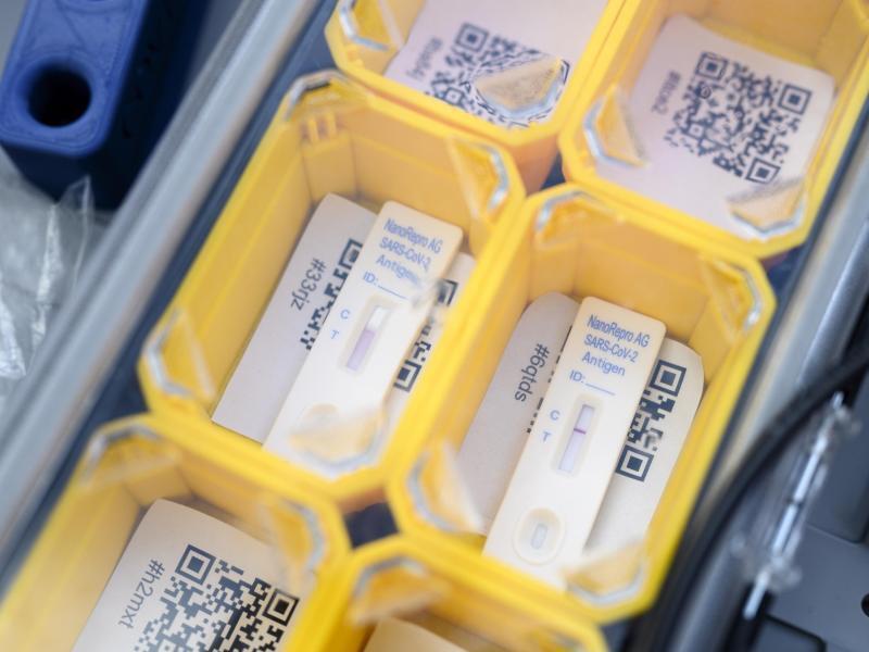 Der Anteil der Omikron-Fälle in Deutschland steigt. Foto: Daniel Vogl/dpa/Symbolbild