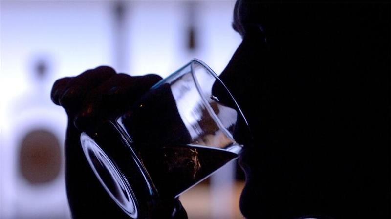 Anteil der Alkoholiker in Niedersachsen sinkt leicht Der Anteil der alkoholabhängigen Menschen ist in Niedersachsen nach Zahlen der Barmer leicht gesunken - liegt aber immer noch über dem Bundesschnitt. (Symbolbild)