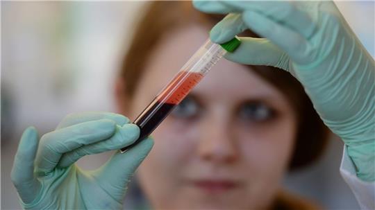 Der Anteil der schwangeren Frauen, die einen vorgeburtlichen Bluttest auf Trisomien vornehmen lassen, steigt nach Daten der Krankenkasse Barmer in Niedersachsen. (Symbolbild)