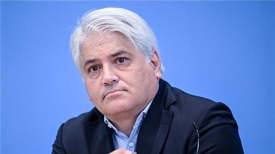 Der Antiziganismusbeauftragte Mehmet Daimagüler erinnert an die zur NS-Zeit ermordeten Sinti und Roma - und hat Forderungen an die Politik heute. (Archivbild)