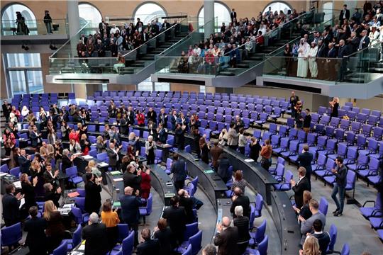 Der Antrag, die Verbrechen an den Jesidinnen und Jesiden als Völkermord anzuerkennen, wurde einstimmig angenommen.