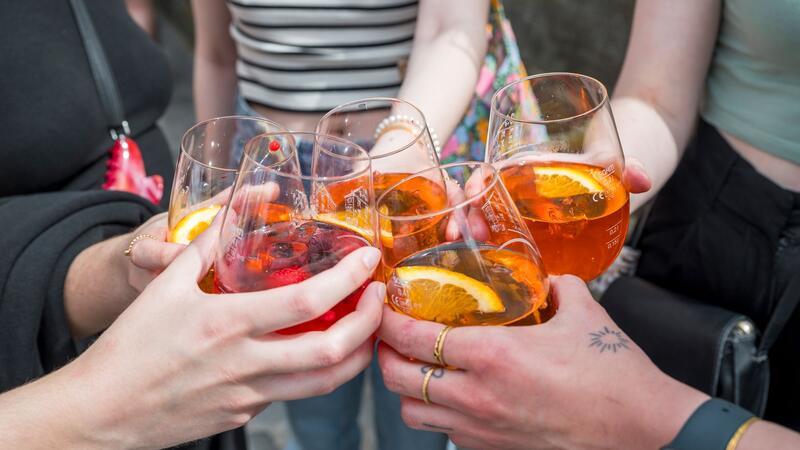 Gerücht aus dem Netz: Krebsgefahr durch Aperol Spritz? Der Aperol Spritz ist ein beliebter Sommerdrink.