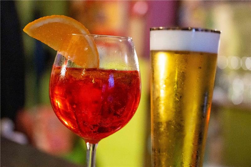 Trendgetränke: Welche Drinks sind im Sommer angesagt? Der Aperol Spritz und das alkoholfreie Bier wird man in diesem Sommer sicherlich häufiger in Biergärten und Café-Terrassen sehen.