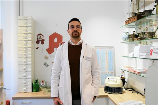 Der Apothekeninhaber Muhamed Najeeb Sayd Ahmad sammelt Spenden für die Erdbebenopfer in seiner Heimat Syrien. Foto: Jenzora