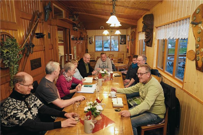 Der Arbeitskreis Straßenfest Altenau trifft sich vor den Festen etwa drei- bis fünfmal. Vorne rechts: Arbeitskreis-Vorsitzender Rüdiger Kail. Foto: Bode