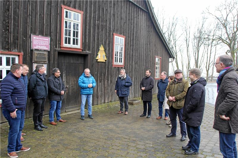 Wie das Klima den Tourismus verändert Der Arbeitskreis Tourismus im Niedersächsischen Städtetag beginnt seine Tagung in Braunlage am Donnerstag mit einem Besuch der Grube Samson in St. Andreasberg und lässt sich von Christian Barsch (M.) erklären, was das Besondere an der Welterbestätte ist. Am gestrigen Freitag stoßen weitere Teilnehmer am Tagungsort im Relexa-Hotel hinzu. Foto: Nachtweyh