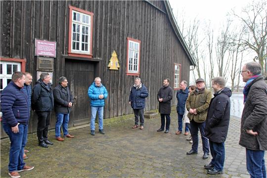 Der Arbeitskreis Tourismus im Niedersächsischen Städtetag beginnt seine Tagung in Braunlage am Donnerstag mit einem Besuch der Grube Samson in St. Andreasberg und lässt sich von Christian Barsch (M.) erklären, was das Besondere an der Welterbestätte ist. Am gestrigen Freitag stoßen weitere Teilnehmer am Tagungsort im Relexa-Hotel hinzu. Foto: Nachtweyh