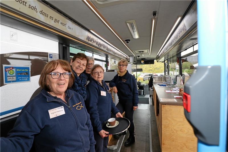 Kirche im Cafébus: Gespräche über Gott und die Welt Der Arbeitsplatz der ehrenamtlichen Servicekräfte Ingrid Hattwig, Silvia Krahl, Karin Kemus, Jutta Thiele und Ilona Hain (v. li.) befindet sich in einem umgebauten Gelenkbus, dem Cafébus. Foto: Jambrek