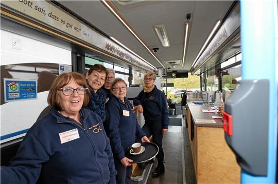 Der Arbeitsplatz der ehrenamtlichen Servicekräfte Ingrid Hattwig, Silvia Krahl, Karin Kemus, Jutta Thiele und Ilona Hain (v. li.) befindet sich in einem umgebauten Gelenkbus, dem Cafébus. Foto: Jambrek
