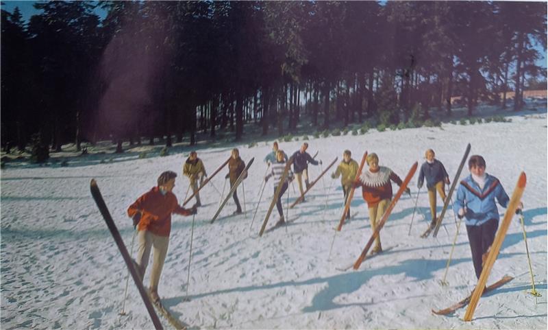 Der Artikel der Ausgabe I/1963 der VW-Transporter-Illustrierten „Flotter Transport“, den Christina Niemeyer beisteuerte, klärt mit einem Bericht über die Loges-Schule gleich mehrere Foto-Rätsel auf – von den Gymnastikdamen im Saal bis zu den Skischülerinnen. Die werden, so Elisabeth Reichert, von „Frau Walter auf Torfhaus“ unterrichtet.