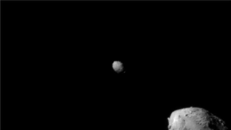 Der Asteroid Didymos (r) wird von dem kleineren Asteroiden Dimorphos umkreist - kurz vor dem Aufprall der „Dart“-Sonde. (Archivbild)