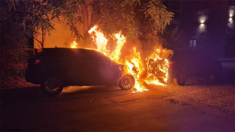 60.000 Euro Schaden: Audi brennt vollständig aus Der Audi war nicht mehr zu retten und brannte vollständig aus.