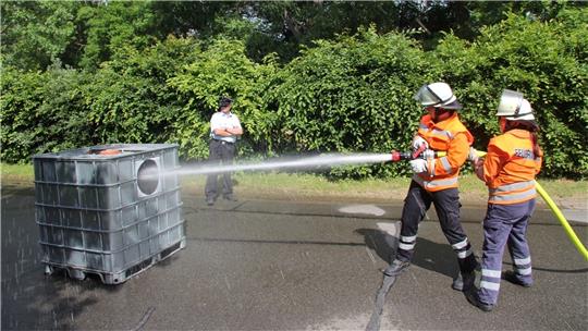 Der Aufbau eines Löschangriffs gehört zu den drei Aufgaben dazu, die die Teilnehmer in Isingerode zu absolvieren haben. Fotos: Hohaus