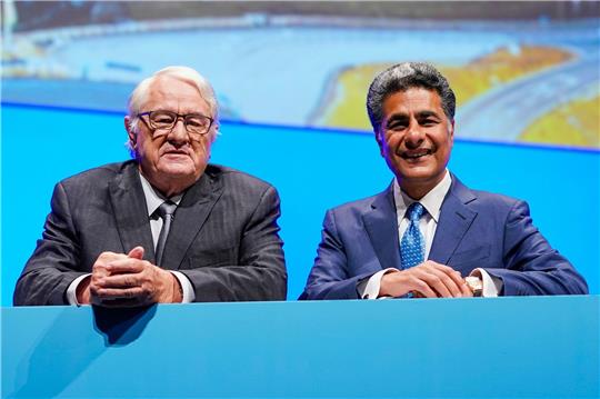 Der Aufsichtsratvorsitzende Hasso Plattner (l) und Punit Renjen bei der SAP-Hauptversammlung im Mai 2023.