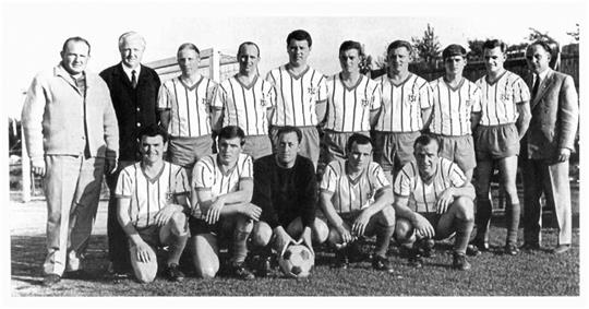 Der Aufsteiger in die Verbandsliga: (hinten von links) Betreuer Günter Brachvogel, Geschäftsführer Heinrich Stute, Manfred Liebau, Horst Klingebiel, Alfred Kühling, Dieter Pape, Klaus-Dieter Otte, Gerd Elsenbruch, Uwe Hausmann, Trainer Fritz Schröder; (vorn von links) Klaus Fricke, Helmut Turk, Stanislaus Eckel, Manfred Bock und Werner Partier. Foto: Privat