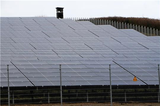 Der Ausbau der Photovoltaik per Freiflächenanlagen – wie hier am Großen Sauberg – läuft in der Gemeinde Liebenburg auf vollen Touren. Jetzt gibt es Pläne für einen weiteren Solarpark bei Upen. Foto: Gereke