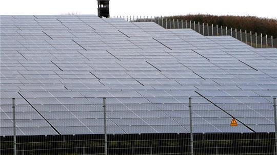 Der Ausbau der Photovoltaik per Freiflächenanlagen – wie hier am Großen Sauberg – läuft in der Gemeinde Liebenburg auf vollen Touren. Für einen weiteren Solarpark bei Upen gibt es auch Pläne.