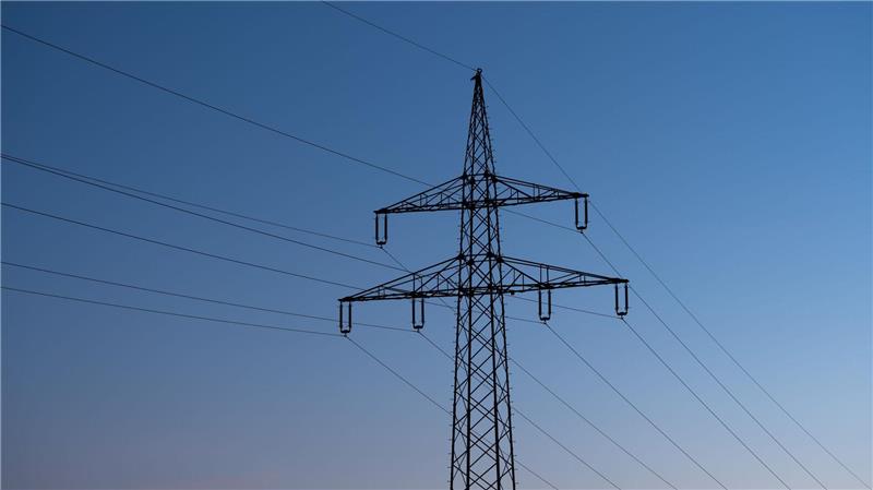 Verbände: Entlastung kommt nicht bei allen Stromkunden an Der Ausbau der Stromnetze kostet viel Geld. (Archivbild)